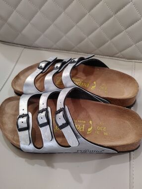 ❤️BRAND NEW BIRKENSTOCK METALLIC SILVER SANDALS. WOMENS SIZE 5-6